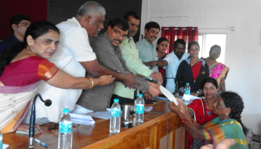 ಅಧಿಕಾರಿಗಳು ಜನಪ್ರತಿನಿಧಿಗಳ ವಿಶ್ವಾಸಕ್ಕೆ ಪಡೆಯಲಿ:  ಶಾಸಕ ಬಿ.ಬಿ. ನಿಂಗಯ್ಯ